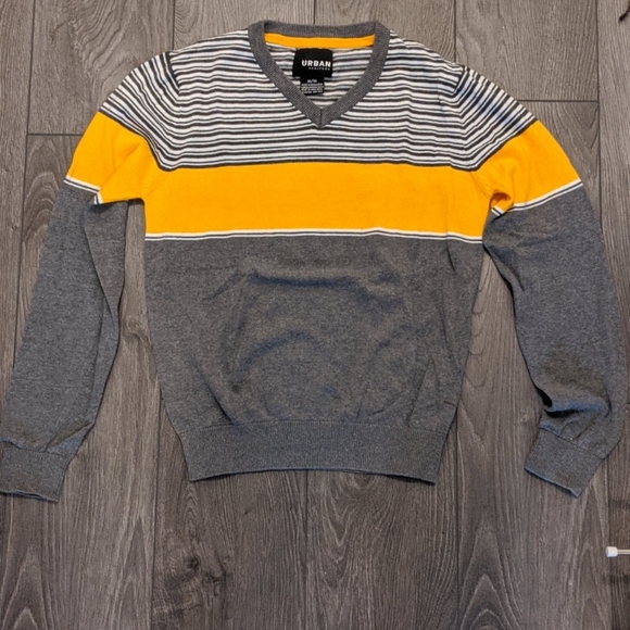 Urban Heritage| Sweater - Picture 1 of 1